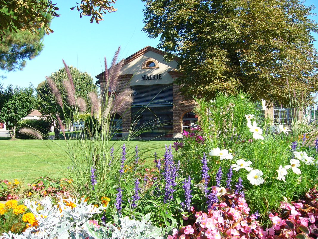 vue de fleurs et façade de la mairie