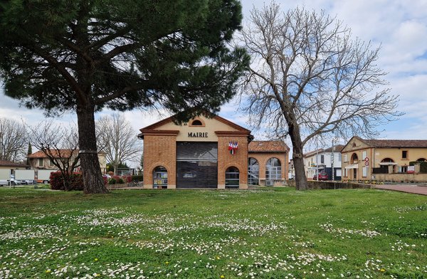 Mairie hiver Pelouse en fleurs et vue façade mairie