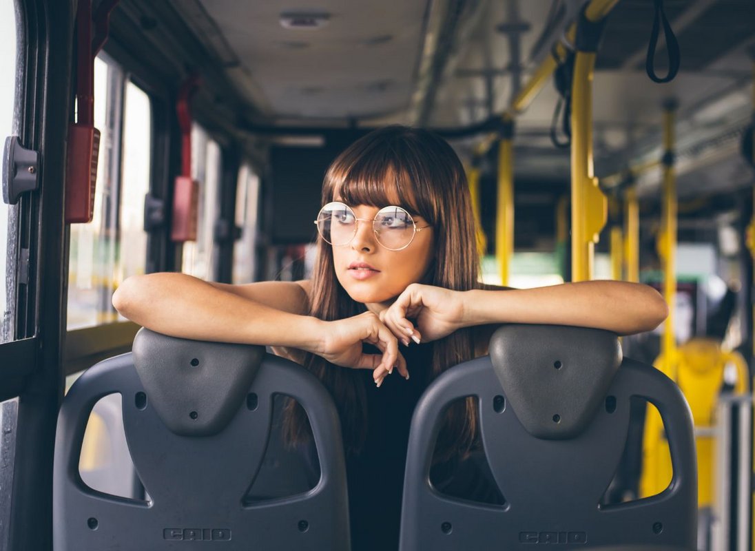 Jeune femme assise dans le bus