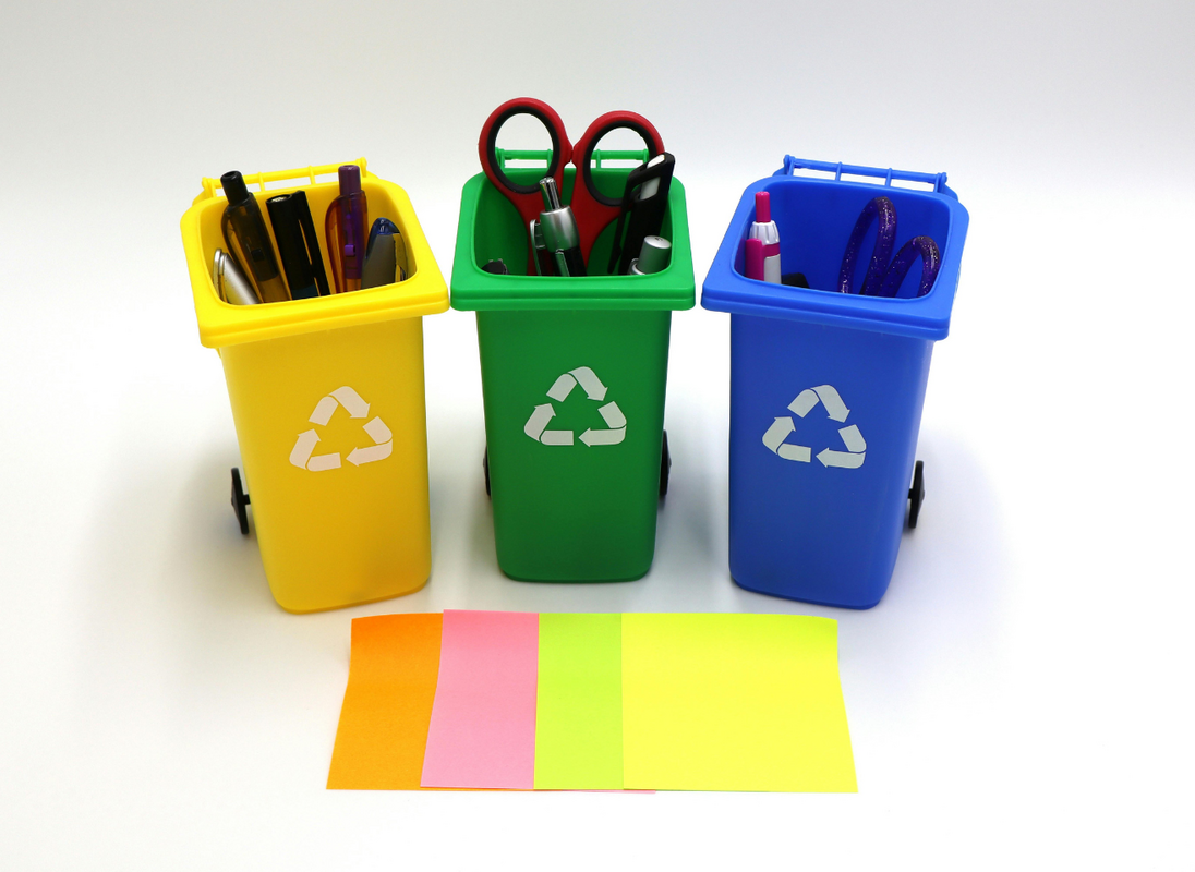 Visuel bac de poubelles colorées et fournitures de bureau